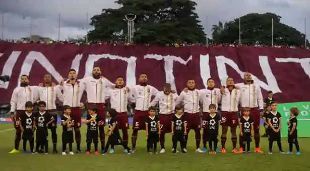 vinotinto-con-pancarta