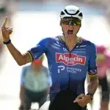 Van der Poel arrasa en Luxemburgo con una fuga de 175 kilómetros
