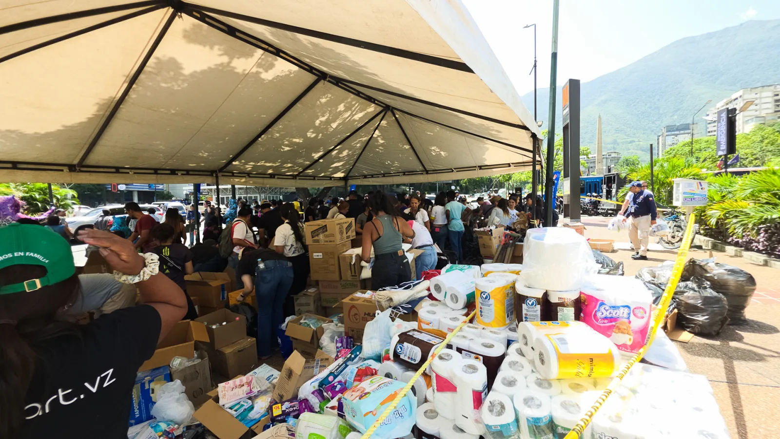Caracas se moviliza ante la lenta respuesta estatal tras el terremoto
