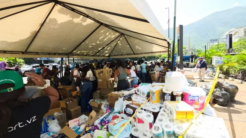 Caracas se moviliza ante la lenta respuesta estatal tras el terremoto