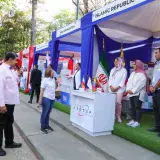 Maduro desea "trabajar de la mano" con farmacéuticas privadas