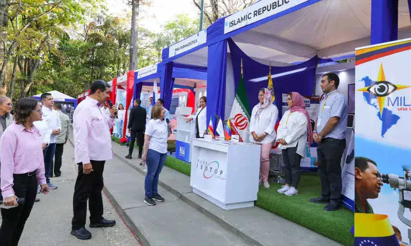 Maduro desea "trabajar de la mano" con farmacéuticas privadas