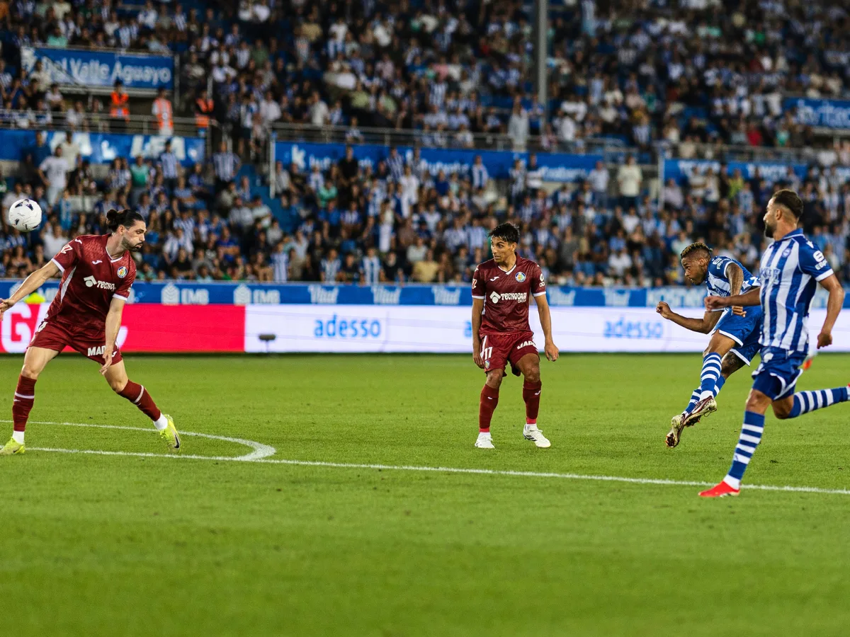 Alavés y Sevilla ganan en el arranque de la liga española