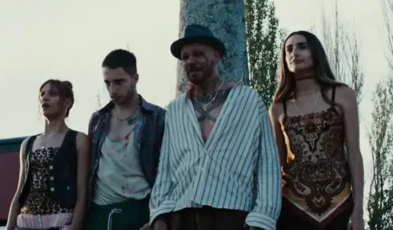 Residente estrena video musical con Michelle Jenner y Alberto Ammann
