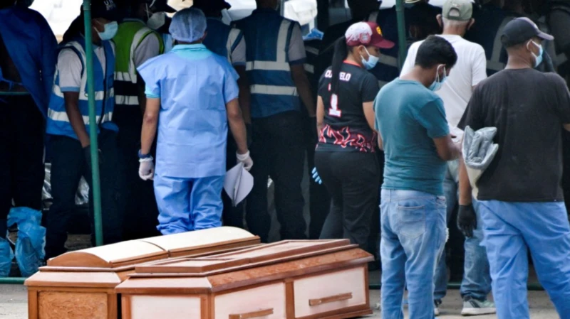 Familias buscan a sus muertos en Los Silos, convertida en morgue tras los sismos