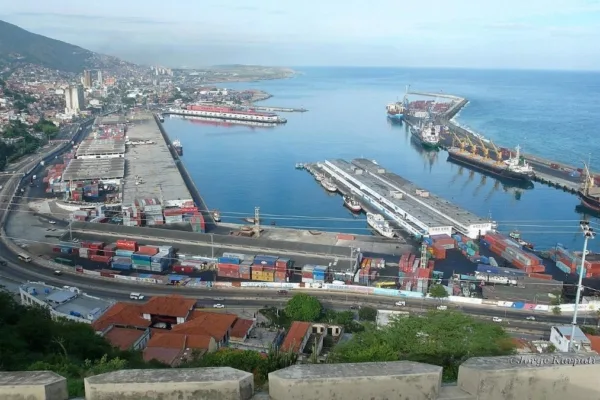La Guaira sigue moviendo carga, pero desvíos a Puerto Cabello elevan costos
