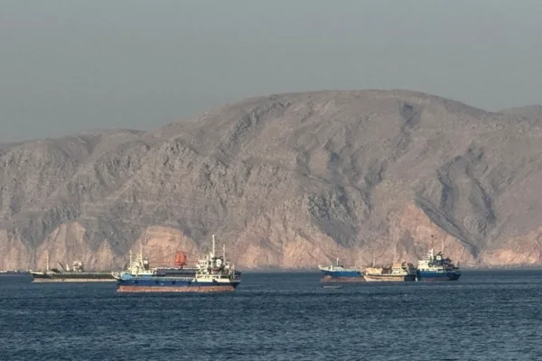 Irán cierra el estrecho de Ormuz y lanza bombardeos en respuesta