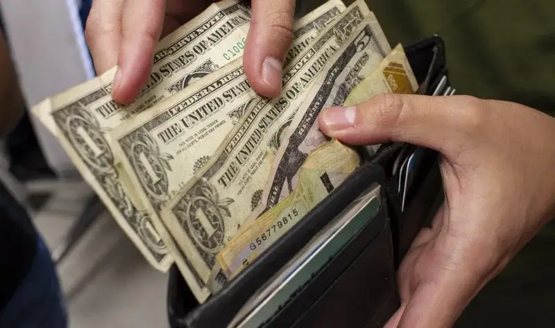 BCV mantuvo el dólar oficial en 737,23 bolívares