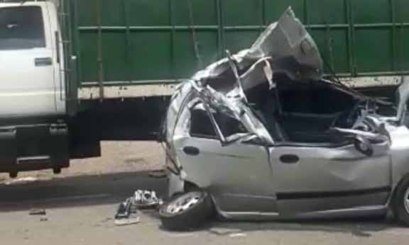 Choque entre carro y camión deja un hombre herido en la C-1