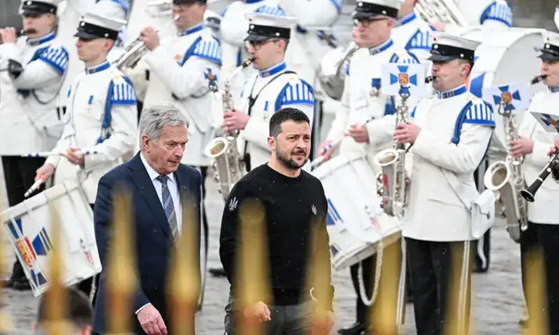 Zelenski es recibido en Helsinki por el presidente de Finlandia