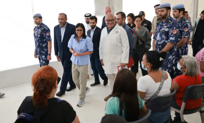 Delcy Rodríguez visita hospital de campaña donado por Qatar en la UNES