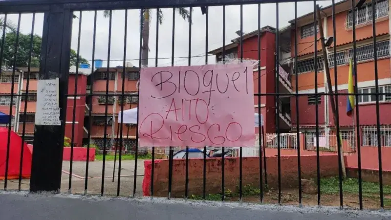 16 familias de Catia temen volver a un bloque agrietado
