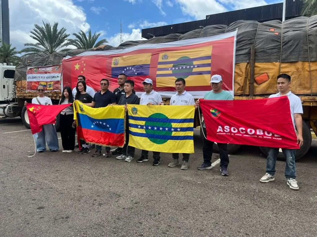 Siguen llegando ayudas y rescatistas tras los sismos