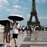 París reduce horarios de la Torre Eiffel y museos ante ola de calor