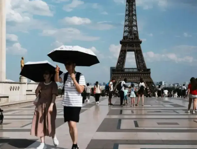 París reduce horarios de la Torre Eiffel y museos ante ola de calor