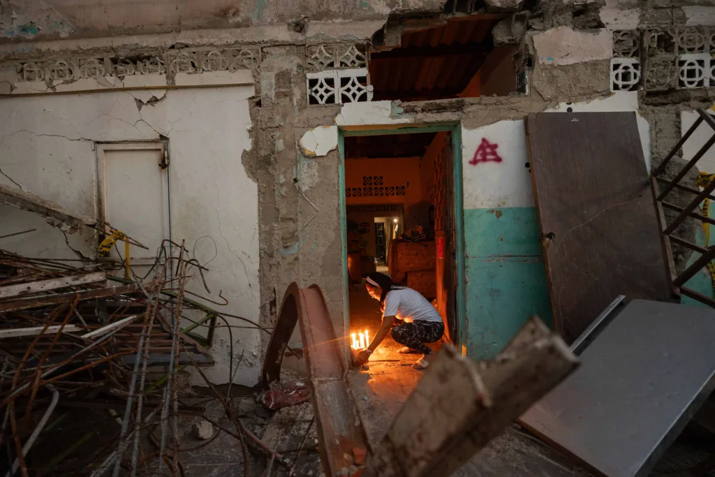 Vecinos de Urimare rezan por víctimas del sismo de hace un mes