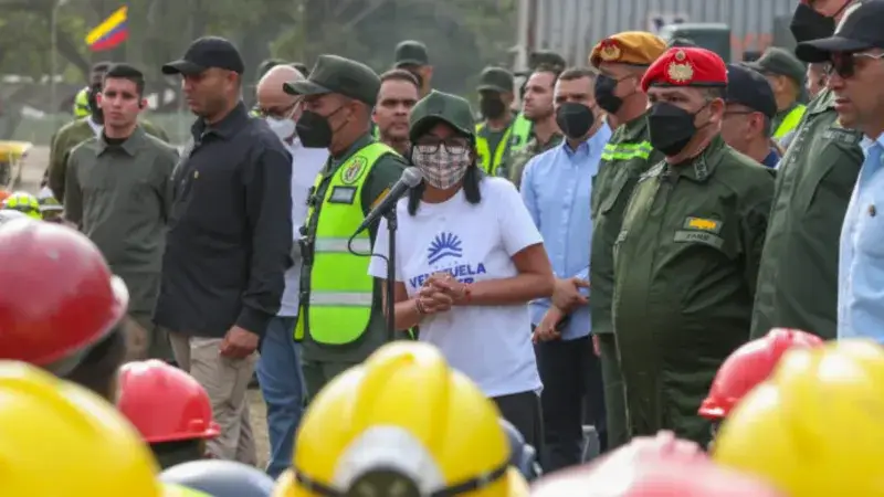 Delcy Rodríguez evalúa despliegue militar tras terremotos