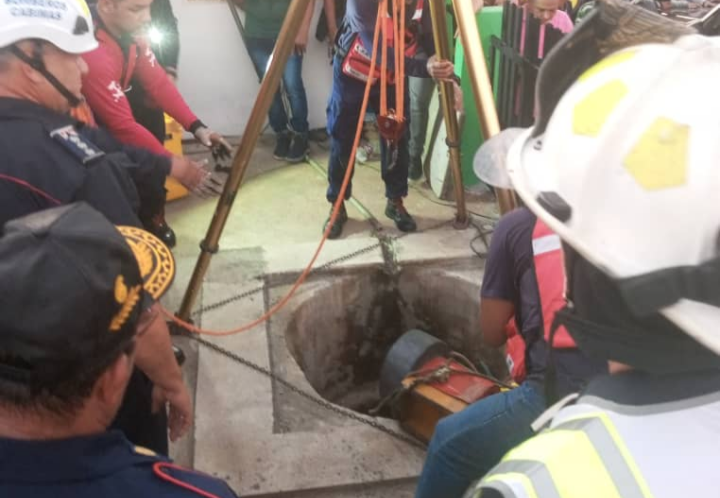 
			Tratan de rescatar a obrero y bombero tras caer a un pozo de agua en Baralt		