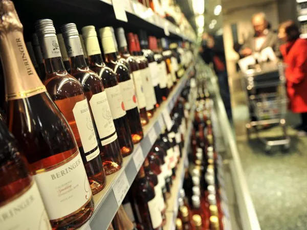 Suspenden venta y distribución de licor en todo el país por siete días de duelo