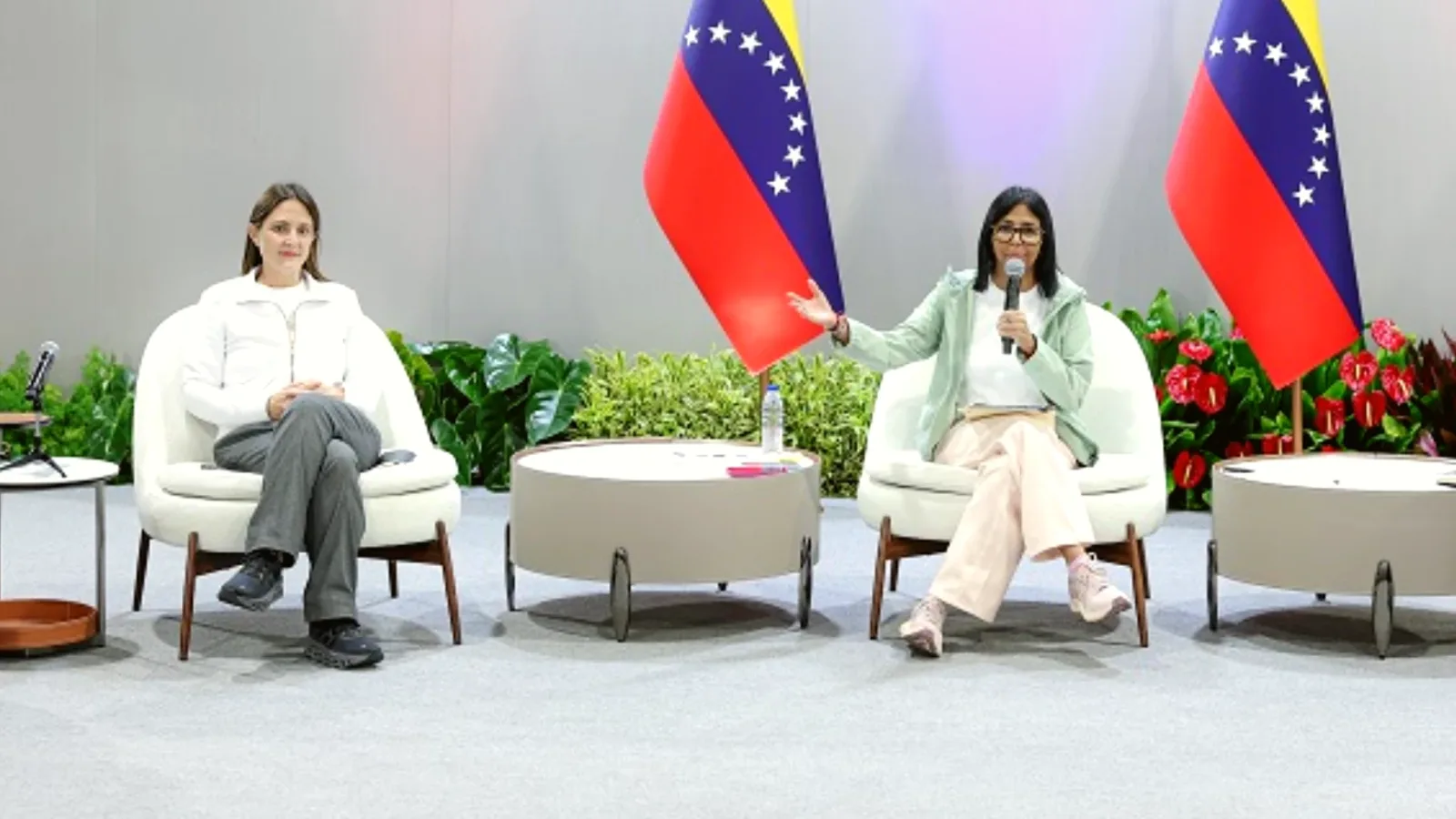 Delcy Rodríguez aborda planes de reconstrucción urbana