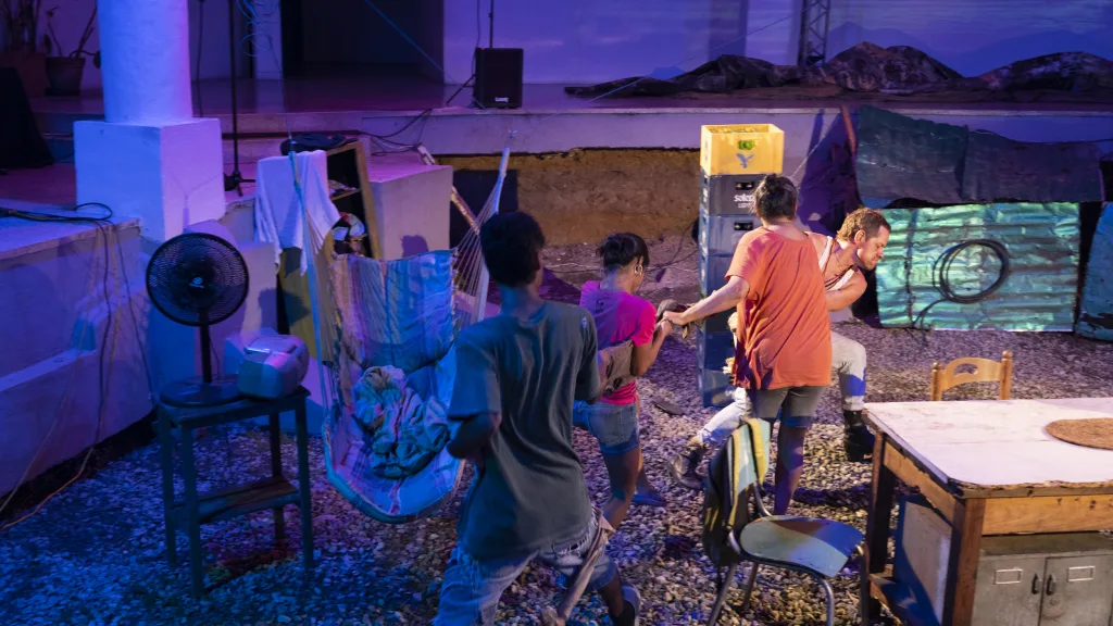 El horror del Arco Minero llega al teatro con la obra Barro tinto