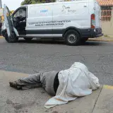 Hombre muere en acera de Veritas