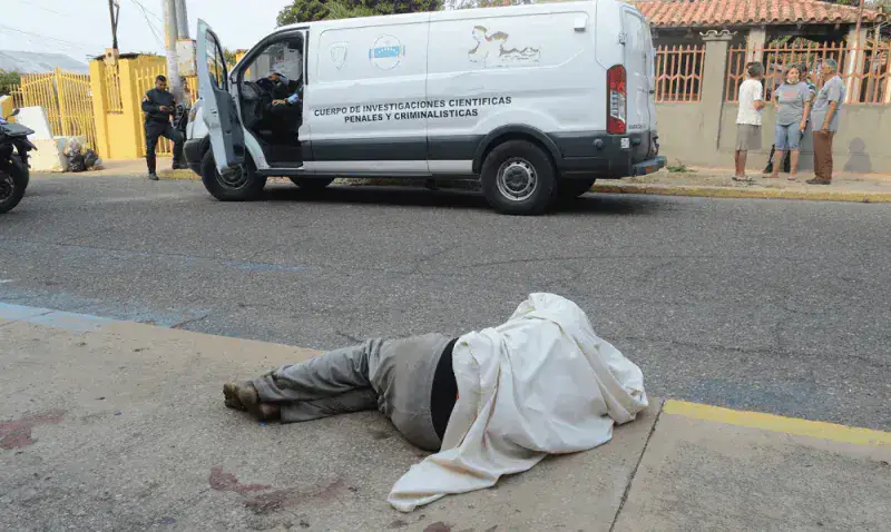 Hombre muere en acera de Veritas