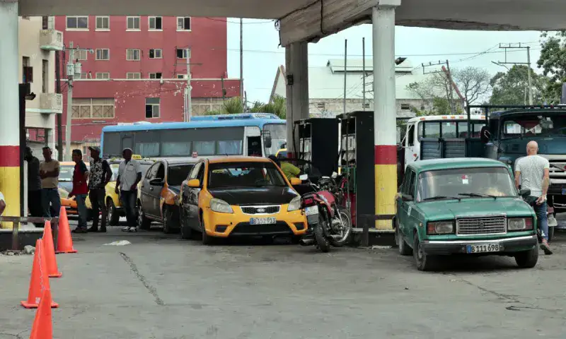 Escalada de la crisis de combustible paraliza poco a poco Cuba