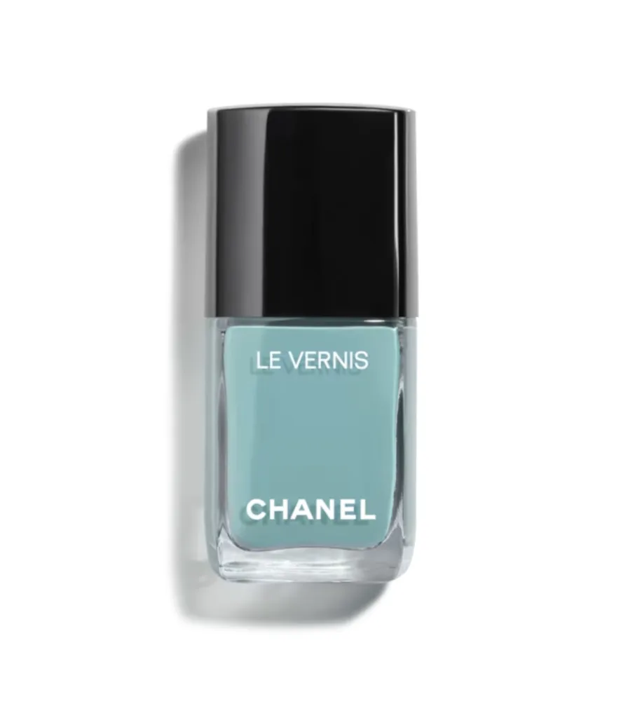 El azul cielo es la tendencia de manicura para este verano