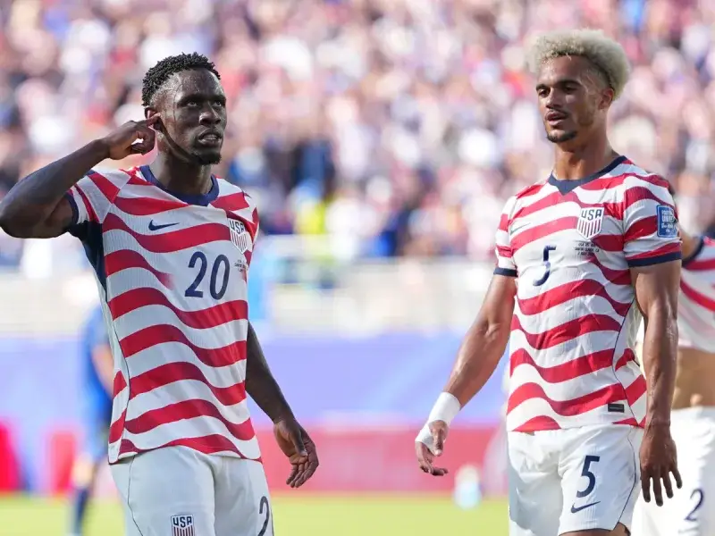 Estados Unidos elimina a Bosnia y Herzegovina con triunfo 2-0 pese a la roja de Balogun