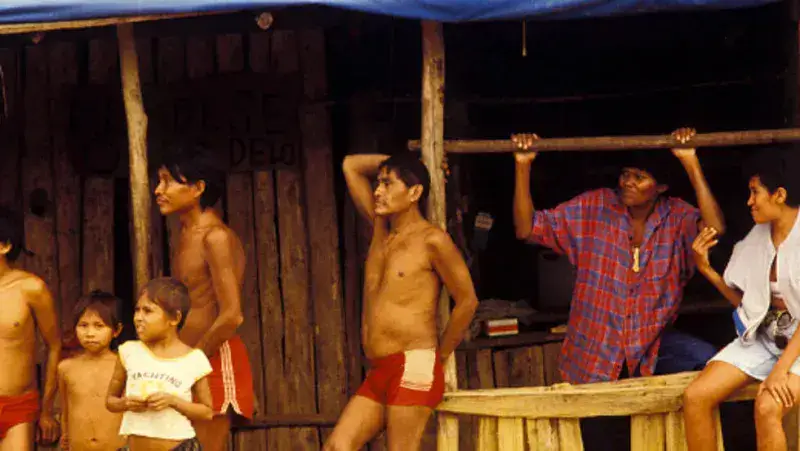 Indigenas Yanomami trabajan en explotaciones mineras que han ocupado sus tierras