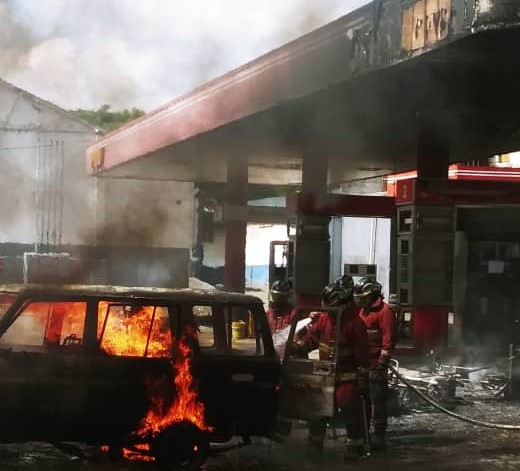 Un jeep y dos motos se incendiaron en una estación de servicios en Catia