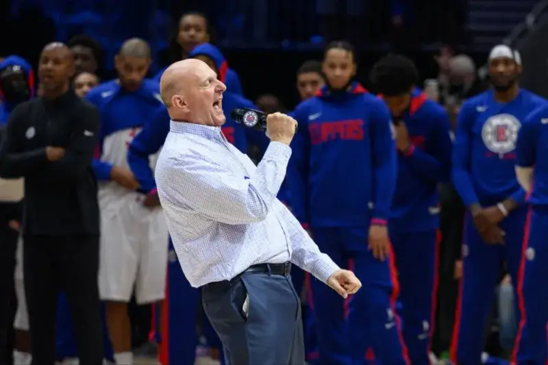 Steve Ballmer acepta sanciones de la NBA tras escándalo salarial
