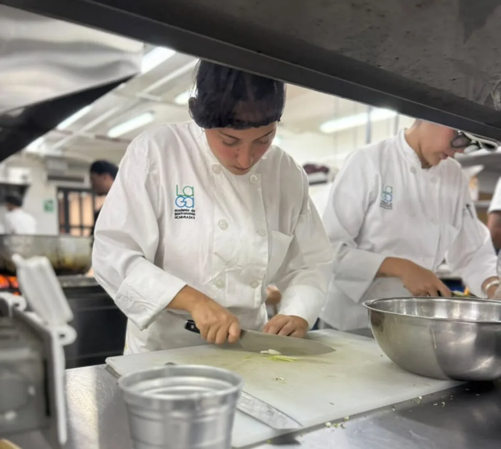 Cocina solidaria reparte miles de comidas tras sismos