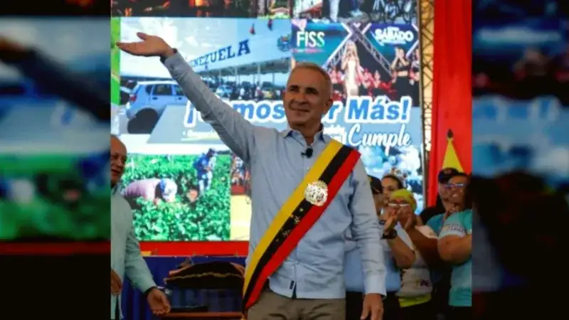 Bernal y Luna muestran el mapa tricolor de Venezuela