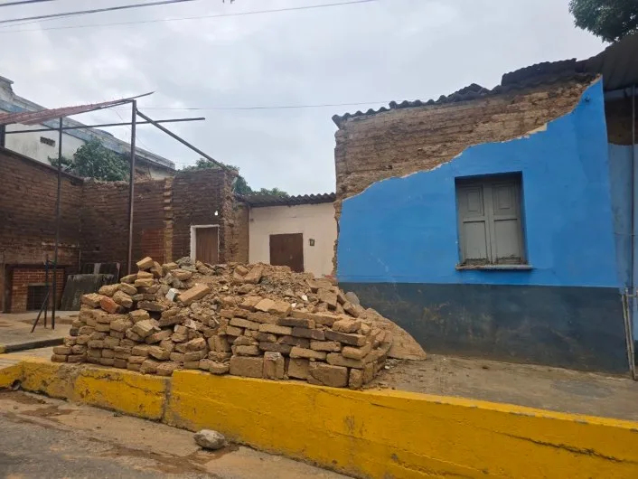 Vecinos de Carayaca limpian escombros ante falta de ayuda