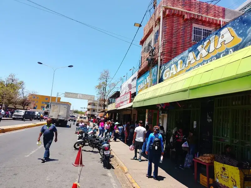 Inician operativo de despeje de aceras en el centro de Carora