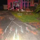Conductor de Tesla aceleró al máximo antes de chocar contra una casa