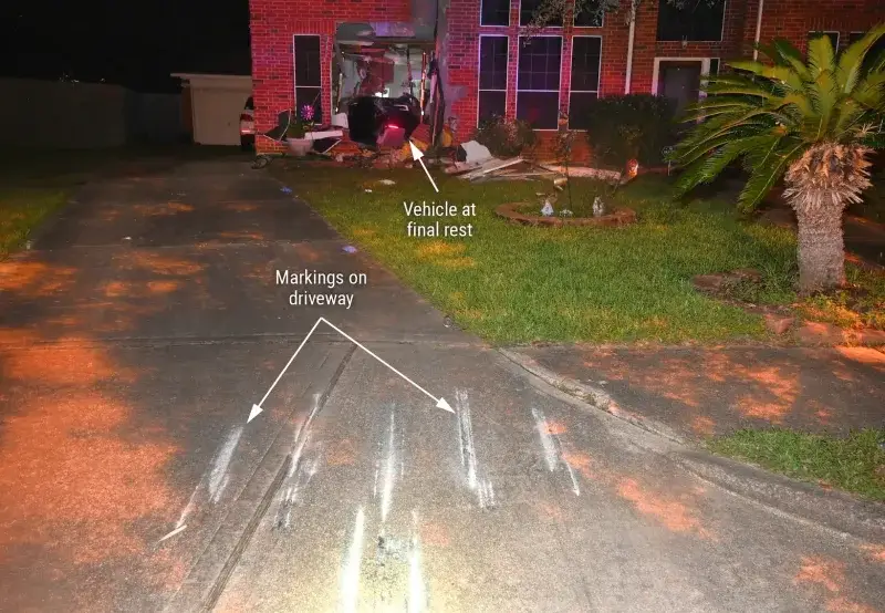 Conductor de Tesla aceleró al máximo antes de chocar contra una casa