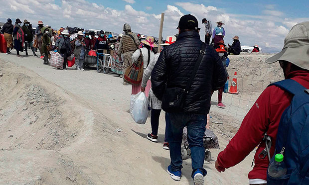 Más de 300 migrantes permanecen varados en frontera de Chile y Bolivia