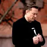 Juez aprueba multa de 1,5 mdd contra Musk pese a dudas