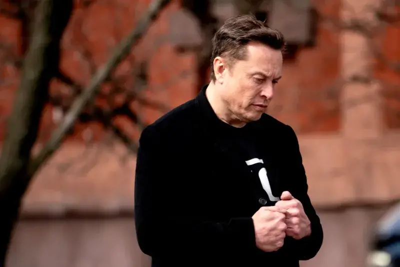 Juez aprueba multa de 1,5 mdd contra Musk pese a dudas