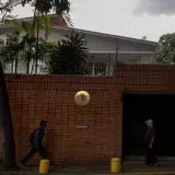 Consulado español en Caracas abre parcialmente tras terremotos