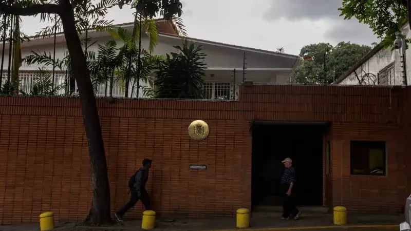 Consulado español en Caracas abre parcialmente tras terremotos