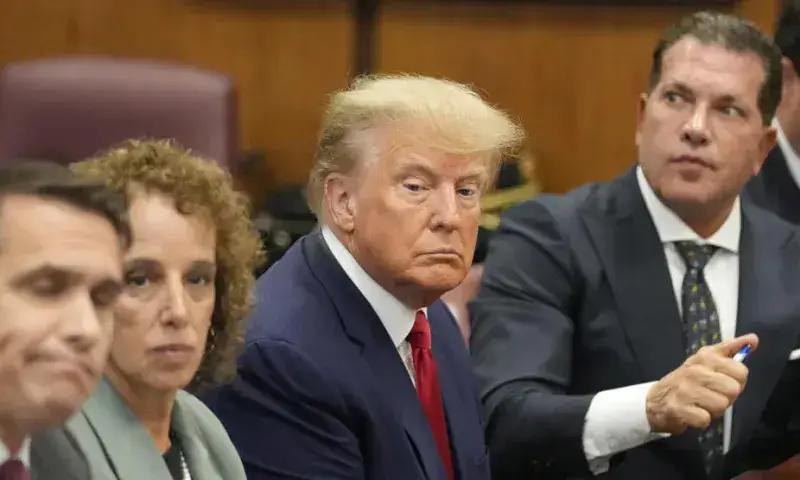 Trump pide aplazar juicio por difamación y violación a autora Carroll