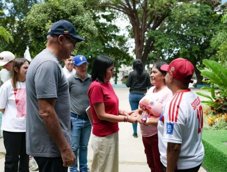 Delcy Rodríguez visitó albergue por sismos en Coche