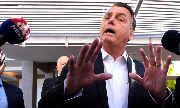 Allanan casa de Bolsonaro por presunta falsificación de carnet de vacunación