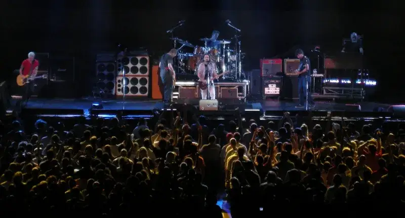 File:Pearl Jam live in New York, 2008 (1).jpg