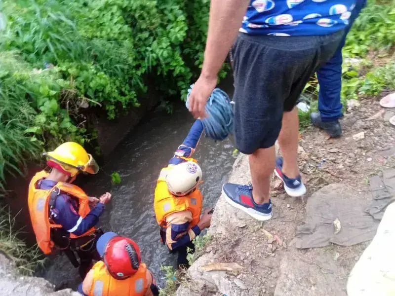 Rastrean quebrada buscando a un niño que jugaba bajo la lluvia