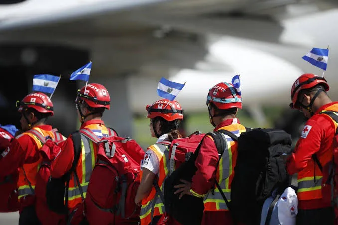 Rescatistas de El Salvador llegan a Venezuela con 50 toneladas de ayuda humanitaria